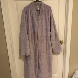 Simply Basics Woman’s Robe Size 4X (26W-28W) Pre-loved